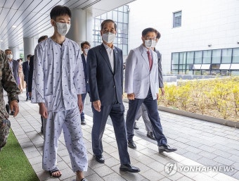 지뢰사고 1년 만에 걷게 된 표병장…한총리 