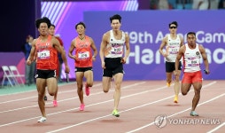 남자 400ｍ 계주 질주하는 고승환