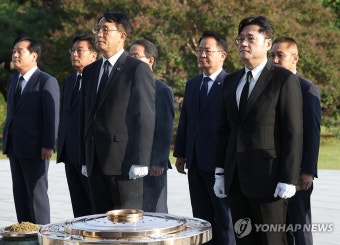 홍익표 원내대표 현충원 참배
