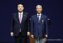 국민훈장 목련장 수여한 윤석열 대통령
