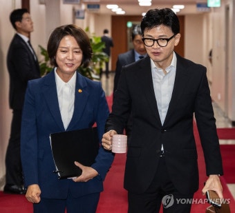 국무회의 입장하는 한동훈 법무부 장관과 이영 중소벤처부 장관