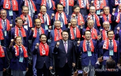 향군과 함께 구호 외치는 윤석열 대통령