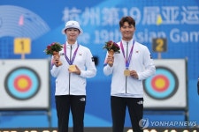 양궁 리커브 금메달 차지한 임시현-이우석