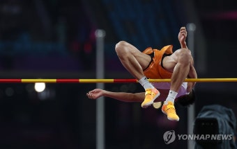 2m15 1차 시기 가뿐하게 넘는 우상혁