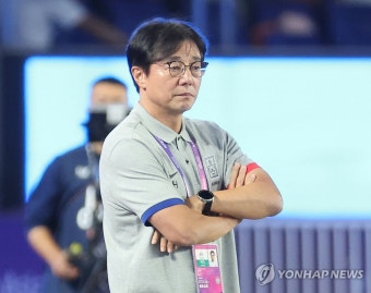 경기 지켜보는 황선홍 감독