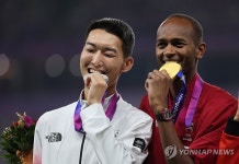 은메달 깨무는 우상혁