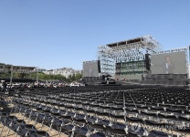 성수문화예술마당 개장, 축하공연 즐기는 시민들