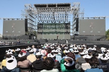 성수문화예술마당 개장, 축하공연 즐기는 시민들