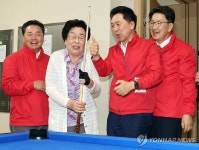 강서구 경로당 방문한 김기현 대표