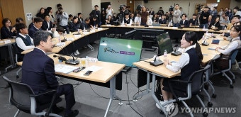 학생·학부모·교원들과 대화하는 이주호 부총리