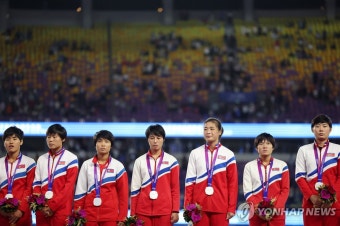 [아시안게임] 일본전 대패에 웃지 못한 북한 여자축구, 취재진에도 묵묵부답