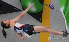 볼더링 경기 치르는 서채현