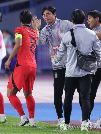 황선홍 감독 '승호야 믿는다!'