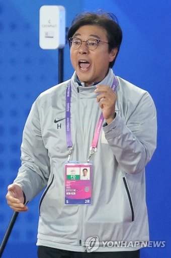 작전 지시하는 황선홍 감독