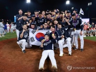 항저우 마운드 위에서 금메달 세리머니