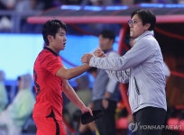 이강인 '수고했어'
