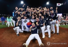 항저우 마운드 위에서 금메달 기념 찰칵