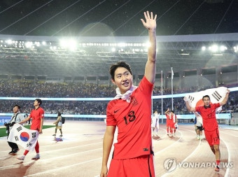 [아시안게임] 태극기 두르고 덩실덩실…황선홍호, 금메달 걸고 피날레