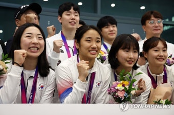 기념촬영하는 배드민턴 국가대표팀