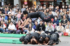 노해로에서 열린 댄싱 퍼레이드 경연