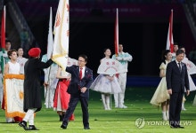 차기 대회기 전달하는 란디르 싱 직무대행