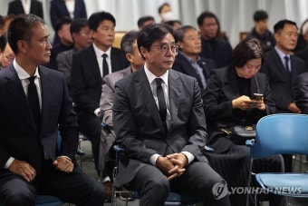 고 박종환 전 감독 영결식 찾은 황선홍 감독