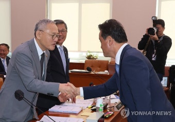 임종성 의원과 악수하는 유인촌 문화체육관광부 장관