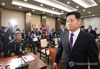 국정감사장 나서는 신원식 국방부 장관