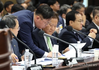 지방재정경제실장과 자료 살피는 이상민 행안부 장관