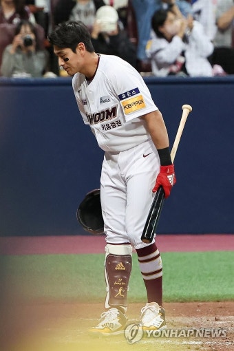 팬들에게 인사하는 KBO 간판타자 이정후