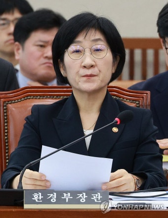 생각에 잠긴 한화진 장관