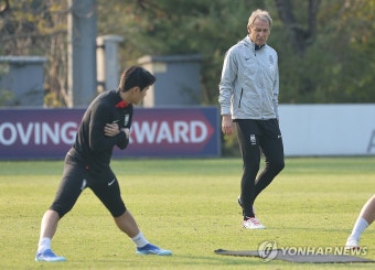이강인에게 훈련지시하는 클린스만 감독