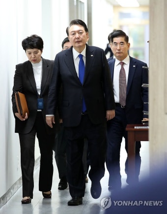 긴급 경제·안보 점검회의 입장하는 윤석열 대통령