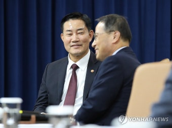 대화하는 김규현 국정원장과 신원식 국방부 장관