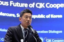 축사하는 야마모토 몬도 주한 일본대사관 정무공사