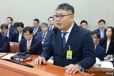 의원 질의에 답하는 조민수 코스트코 코리아 대표