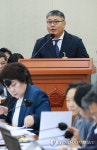 의원 질의에 답하는 조민수 코스트코 코리아 대표