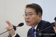 답변하는 이정식 고용노동부 장관