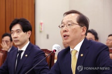 답변하는 해양수산부 장관