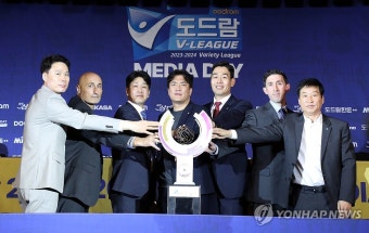 프로배구 V-리그 여자부 감독들, '트로피는 누구 손에'