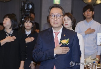국기에 경례하는 박민수 제2차관