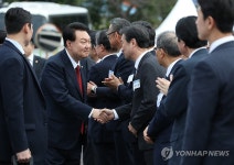송하철 목포대 총장과 악수하는 윤석열 대통령