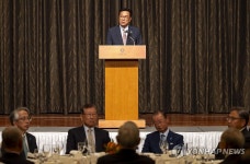 축사하는 정진석 한일의원연맹 회장