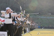 가을햇살 아래 양궁 경기