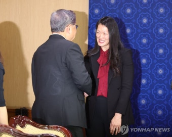 줄리 터너 미 국무부 북한 인권 특사와 악수하는 박진 장관