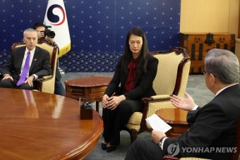 대화 나누는 박진 장관과 미국 국무부 북한인권특사