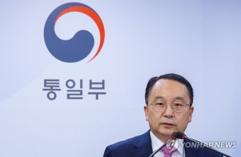 중국 내 탈북자 북송 관련 질문에 답하는 구병삼 통일부 대변인