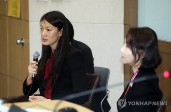 북한 인권 증진 활동 청년들과 대화하는 줄리 터너 미 북한인권특사