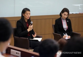 북한 인권 증진 활동 청년들과 대화하는 줄리 터너 미 북한인권특사