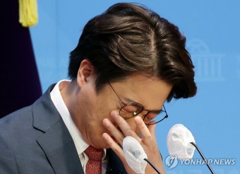 눈물 흘리는 이준석 전 대표